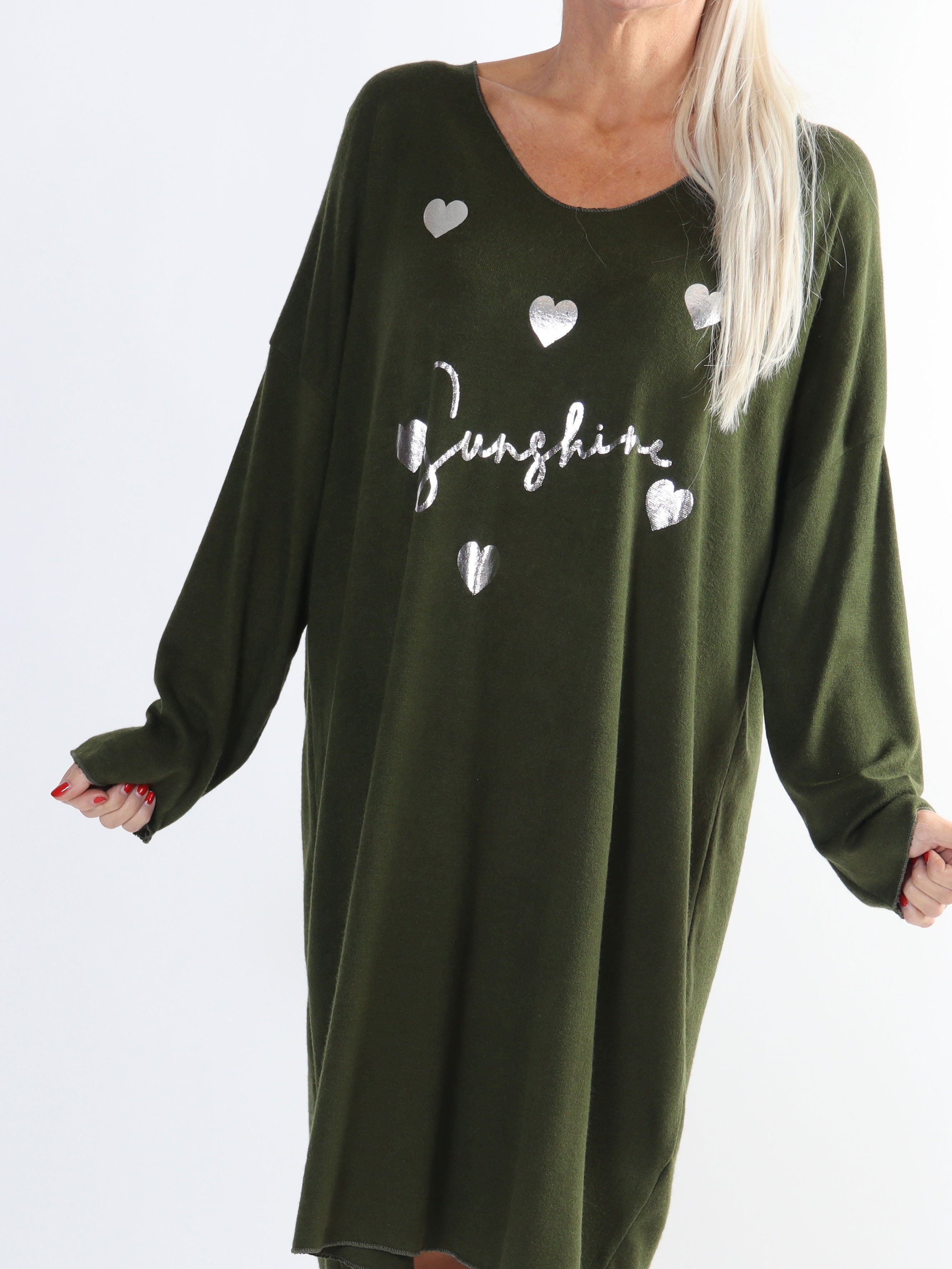 Lucia - Plus size kjole i viskose med print af sølv hjerter og skrift